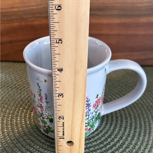 Heathcote & Ivory Buzy Beez 10 Oz Mug. Blue Gray Background Floral With Bees EUC - Picture 7 of 8